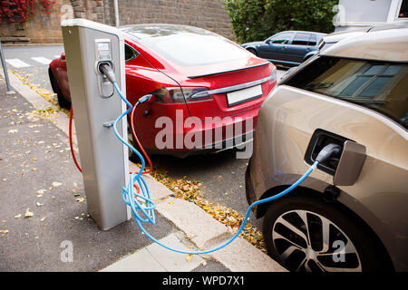 Laden moderne Elektroautos (neue Energie Fahrzeuge, NEV) auf der street Station Stockfoto