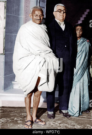 Mahatma Gandhi mit Aga Khan III und Sarojini Naidu vor dem Ritz Hotel, The Ritz, London, England, Großbritannien, 1. Oktober 1931 Stockfoto