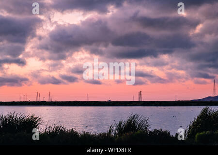 Sonnenuntergang Wolken und rosa Himmel über die Salinen von South San Francisco Bay Area, Sunnyvale, Kalifornien Stockfoto