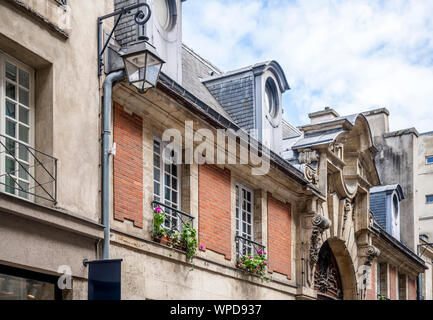 Laternen- und Stuckarbeiten dekorative Elemente an der Fassade der alten Häuser mit ausgefallenen Architektur der alten Welt - eine klassische architektonische Gestaltung der alten Par Stockfoto