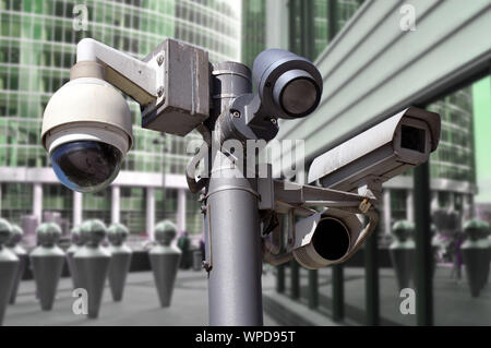 Kamera Multi-angle CCTV-System auf dem Hintergrund der städtischen Umwelt geschlossen. Sicherheit. Stockfoto