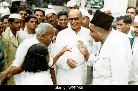 Mahatma Gandhi in Diskussion, Zentrum Mahadev Desai, Wardha, Maharashtra, Indien, Asien, 1935 Stockfoto