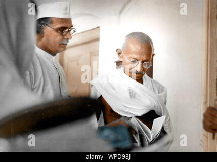 Mahatma Gandhi sprechen mit Mahadev Desai, Wardha, Maharashtra, Indien, Asien, Januar 1936 Stockfoto