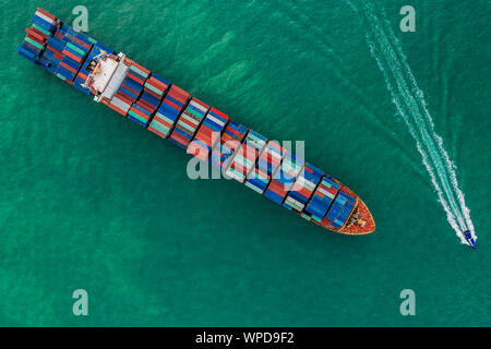 Ein Frachtschiff multi-Stack von Behältern im Meer internationale Gewässer überqueren eine Luftaufnahme, Singapur