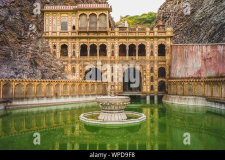 Monkey Tempel (galtaji) mit Pilgern baden in Jaipur, Indien. Stockfoto