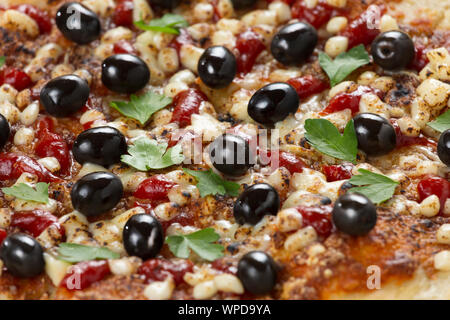 Salami, Oliven, Holz- fach, alamy, Schinken, Käse, serviert Pizza, leckere Pizza, Olivenöl, schwarze Oliven, Mozzarella Käse Stockfoto