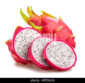 In Scheiben geschnittene rote Pitahaya drachenfrucht Pfad isoliert auf weißem Stockfoto