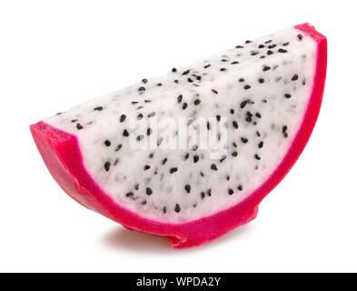 In Scheiben geschnittene rote Pitahaya drachenfrucht Pfad isoliert auf weißem Stockfoto