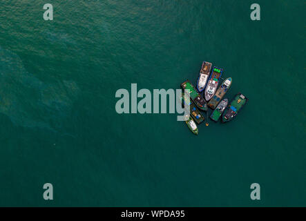 Luftaufnahme der Boote im Meer angedockt, Singapur Stockfoto