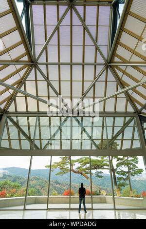 Der Eingang aus Glas Atrium von Miho Museum von Architekt IM Pei in Shigaraki konzipiert, Japan Stockfoto