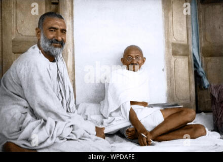 Mahatma Gandhi im Gespräch mit Khan Abdul Ghaffar Khan besucht Utmanzai, Pakistan, Oktober 1938 Stockfoto