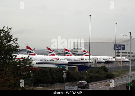 British Airways Flugzeuge an der Engineering Base am Flughafen Heathrow geparkt am Tag 1 der erste Streik bei British Airways Piloten. Die 48-stündige Spaziergang in einer lange dauernden Streit um Zahlen, Krüppel werden Flüge von Montag, wodurch reisen Unterbrechungen für Zehntausende von Passagieren. Stockfoto