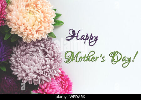 Happy Mother's Day text Zeichen auf weißem Hintergrund. Muttertag Karte mit schönen aster Blüten. Weichen Tonen. Stockfoto