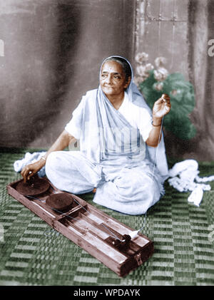 Kasturba Gandhi Spinning, Mahatma Gandhi Wife, Indien, Asien, 1940, Altes Vintage 1900s Bild Stockfoto