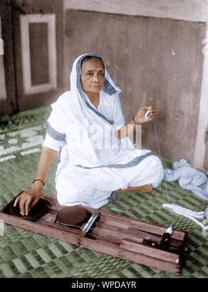 Alte vintage Foto von Kasturba Gandhi Spinning, Indien, Asien, 1940 Stockfoto