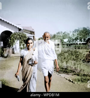 Dr. Sushila Nayar und Mahatma Gandhi wandern, Rajkot, Gujarat, Indien, Asien, 3. März 1939 Stockfoto