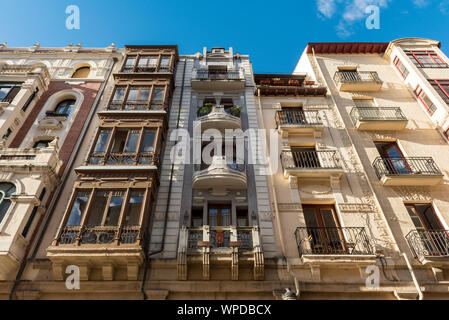 Fassaden aus schmalen Häuser in der Calle Portales Straße, Logroño, La Rioja, Spanien Stockfoto