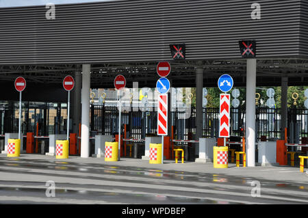 Checkpoint und parken in der Gegend von einem großen Fußballstadion. Barriere Stockfoto