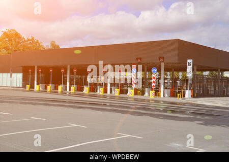 Checkpoint und parken in der Gegend von einem großen Fußballstadion. Barriere Stockfoto