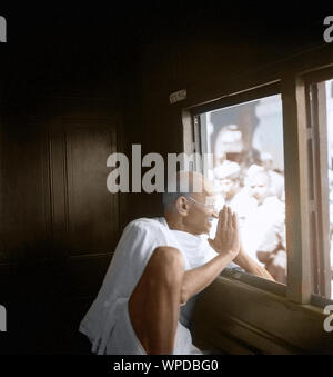 Mahatma Gandhi gruss Leute durch Zug Fenster weg in Allahabad, Uttar Pradesh, Indien, Asien, 18. November 1939 Stockfoto