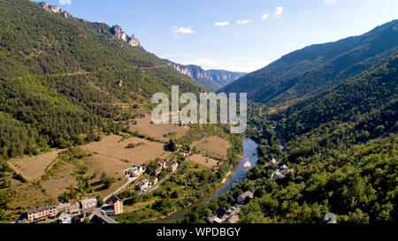 Luftaufnahme von Les Vignes Dorf in den Gorges du Tarn Stockfoto