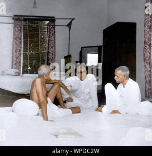 Mahatma Gandhi sprechen mit Mahadev Desai, Madan Mohan Malaviya, Delhi, Indien, Asien, 1939 Stockfoto