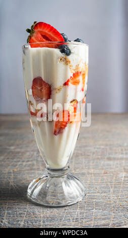Über Nacht Hafer, Haferbrei, Müsli, Blaubeeren, Himbeeren, gesundes Frühstück, Haferflocken, Müsli Stockfoto