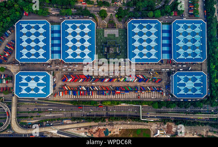 Cargo Container im Hafen Hafen Luftbild geladen, Singapur Stockfoto