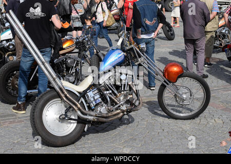 Alte Harley Davidson Chopper customized mit langen und hohen doppelte Auspuffrohre, die steigen. An der Bike Show Mansen Mäntä Messut, Tampere, Finnland. Stockfoto