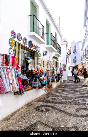Eine schmale steile shopping Gasse in Frigiliana, Andalusien, eines der berühmten "weißen Dörfer" an der Costa del Sol in Südspanien. Stockfoto