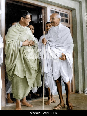 Mahatma Gandhi mit Principal Kshitimohan Sen, Santiniketan, West Bengal, Indien, Asien, 18. Februar 1940 Stockfoto