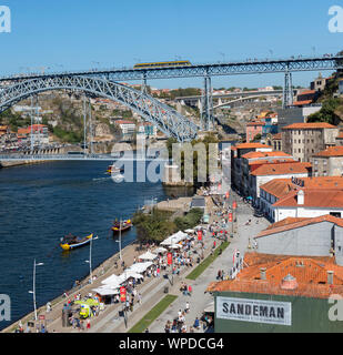 Porto, Portugal. Dom Luis I Brücke über den Fluss Douro und die Verknüpfung von Vila Nova de Gaia, unten, und Porto, oben. Die Boote, die so genannte RABELOS, sobald t Stockfoto