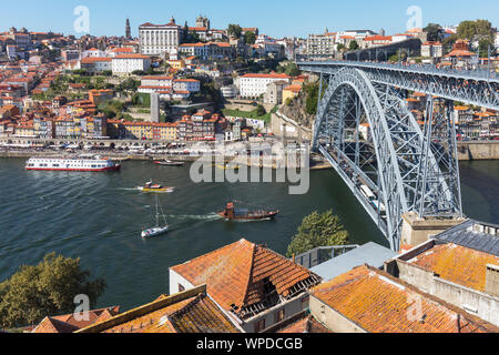 Porto, Portugal. Dom Luis I Brücke über den Fluss Douro und die Verknüpfung von Vila Nova de Gaia, unten, und Porto, oben. Die Boote, die so genannte RABELOS, sobald t Stockfoto