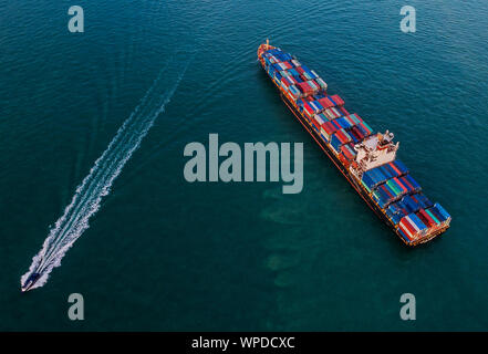 Ein Frachtschiff multi-Stack von Behältern im Meer internationale Gewässer überqueren eine Luftaufnahme, Singapur