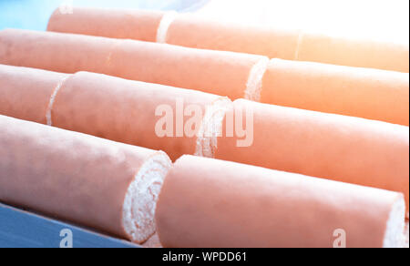 Keks Brötchen mit Füll- und Kondensmilch liegen auf dem Tisch. Süßes zum Nachtisch. Süßwaren Stockfoto