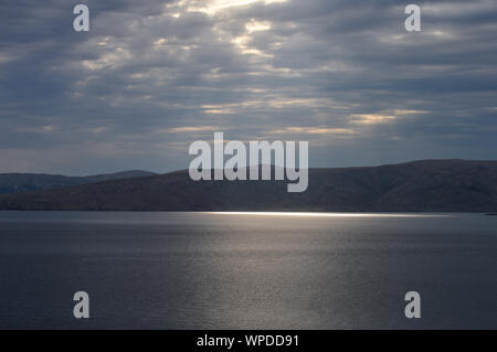 Spiel von Schatten und Licht vor der Küste der Insel Krk, Kroatien Stockfoto