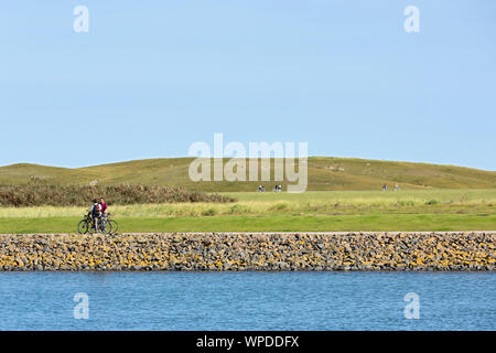 Norderney, Surfbecken, Uferbefestigung, Deich, Radfahrer Stockfoto