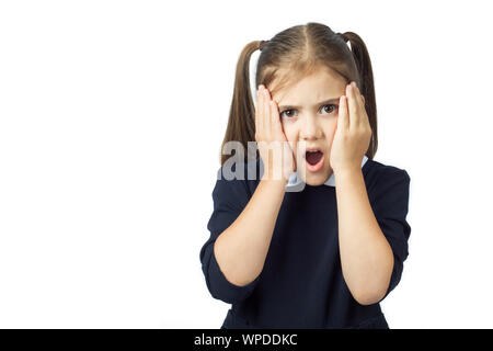 Wenig lustig Mädchen will nicht in die Schule gehen. Frustriert von der Nachricht überrascht. Auf den weißen Hintergrund isoliert. Der Begriff der Bildung, zurück in die Schule, etc. Stockfoto