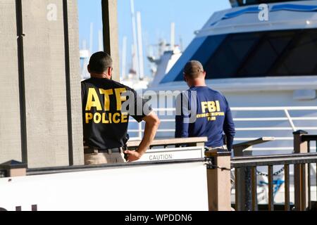 September 8, 2019, Santa Barbara, Kalifornien, USA: FBI-AGENTEN UND POLIZEI DISKUTIEREN UNTERSUCHUNG AUF DEM DECK DES AMTES DER WAHRHEIT AQUATICS, Inhaber der drei Tauchboote jetzt in Untersuchung: Konzeption, die verbrannt und sank am Tag der Arbeit, Wahrheit und Vision. .. Am 8. September 2019, Santa Barbara, Kalifornien, USA: FBI, Büro für Alkohol, Tabak, Schusswaffen und Sprengstoffe und der US Coast Guard serviert Optionsscheine Sonntag an der Santa Barbara Sitz der Wahrheit Aquatics. Sie sind auf der Suche nach Fortbildung, Sicherheit und Wartung. Das Santa Barbara und Santa Monica Polizei unterstützen. Sie auch se Stockfoto