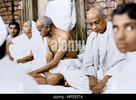 Mahatma Gandhi im Gebet treffen Nach dem Besuch Epidemie betroffenen Dörfer in Gujarat, Indien, 1940 Stockfoto