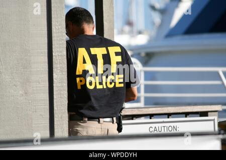 Santa Barbara, Kalifornien, USA. 8. Sep 2019. ATF Polizei untersucht. Am 8. September 2019, Santa Barbara, Kalifornien, USA: FBI, Büro für Alkohol, Tabak, Schusswaffen und Sprengstoffe und der US Coast Guard serviert Optionsscheine Sonntag an der Santa Barbara Sitz der Wahrheit Aquatics. Credit: ZUMA Press, Inc./Alamy leben Nachrichten Stockfoto