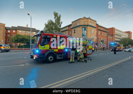 Swansea, Wales, UK. 8. Sep 2019. Im Bild: die Feuerwehrleute an der Szene. Sonntag, 08 September 2019 Re: Feuerwehr und Polizei zu einem Brand am Palace Theatre, einem verfallenen Gebäude in der High Street von Swansea, Wales, UK. Credit: ATHENA PICTURE AGENCY LTD/Alamy leben Nachrichten Stockfoto