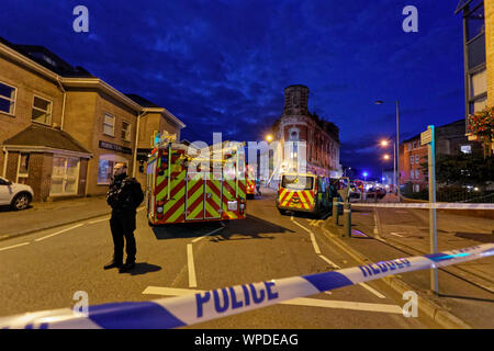 Swansea, Wales, UK. 8. Sep 2019. Im Bild: die Feuerwehrleute an der Szene. Sonntag, 08 September 2019 Re: Feuerwehr und Polizei zu einem Brand am Palace Theatre, einem verfallenen Gebäude in der High Street von Swansea, Wales, UK. Credit: ATHENA PICTURE AGENCY LTD/Alamy leben Nachrichten Stockfoto