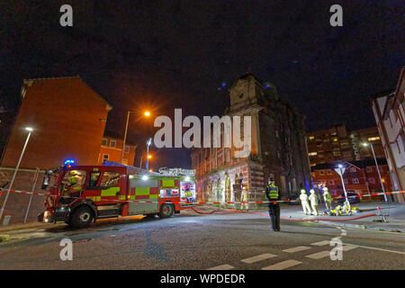 Swansea, Großbritannien. 08 Sep, 2019. Im Bild: die Feuerwehrleute an der Szene. Sonntag, 08 September 2019 Re: Feuerwehr und Polizei zu einem Brand am Palace Theatre, einem verfallenen Gebäude in der High Street von Swansea, Wales, UK. Credit: ATHENA PICTURE AGENCY LTD/Alamy leben Nachrichten Stockfoto