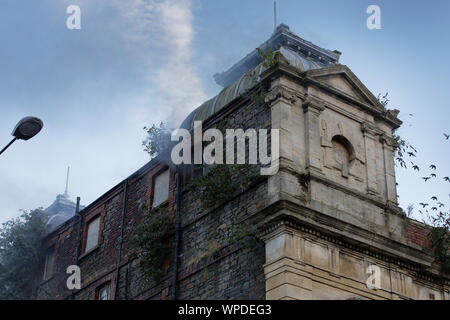 Swansea, Großbritannien. 08 Sep, 2019. Im Bild: die Feuerwehrleute an der Szene. Sonntag, 08 September 2019 Re: Feuerwehr und Polizei zu einem Brand am Palace Theatre, einem verfallenen Gebäude in der High Street von Swansea, Wales, UK. Credit: ATHENA PICTURE AGENCY LTD/Alamy leben Nachrichten Stockfoto