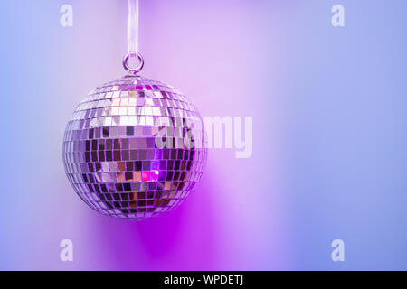 Weihnachten Disco und Mirror Ball auf Neon Pink und Blau. Creative Xmas Party Hintergrund mit kopieren. Stockfoto