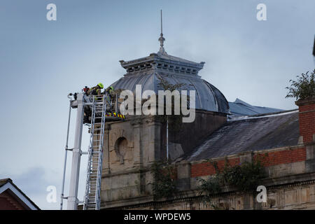 Swansea, Großbritannien. 08 Sep, 2019. Im Bild: die Feuerwehrleute an der Szene. Sonntag, 08 September 2019 Re: Feuerwehr und Polizei zu einem Brand am Palace Theatre, einem verfallenen Gebäude in der High Street von Swansea, Wales, UK. Credit: ATHENA PICTURE AGENCY LTD/Alamy leben Nachrichten Stockfoto