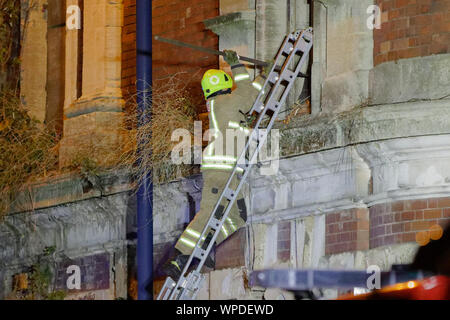 Swansea, Großbritannien. 08 Sep, 2019. Im Bild: die Feuerwehrleute an der Szene. Sonntag, 08 September 2019 Re: Feuerwehr und Polizei zu einem Brand am Palace Theatre, einem verfallenen Gebäude in der High Street von Swansea, Wales, UK. Credit: ATHENA PICTURE AGENCY LTD/Alamy leben Nachrichten Stockfoto