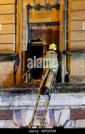 Swansea, Großbritannien. 08 Sep, 2019. Im Bild: die Feuerwehrleute an der Szene. Sonntag, 08 September 2019 Re: Feuerwehr und Polizei zu einem Brand am Palace Theatre, einem verfallenen Gebäude in der High Street von Swansea, Wales, UK. Credit: ATHENA PICTURE AGENCY LTD/Alamy leben Nachrichten Stockfoto