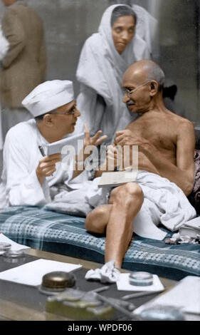 Mahatma Gandhi mit Mahadev Desai auf der Kongress-Komitee-Sitzung, Indien, Asien, 8. August 1942 altes Vintage-Bild aus den 1900er Jahren Stockfoto